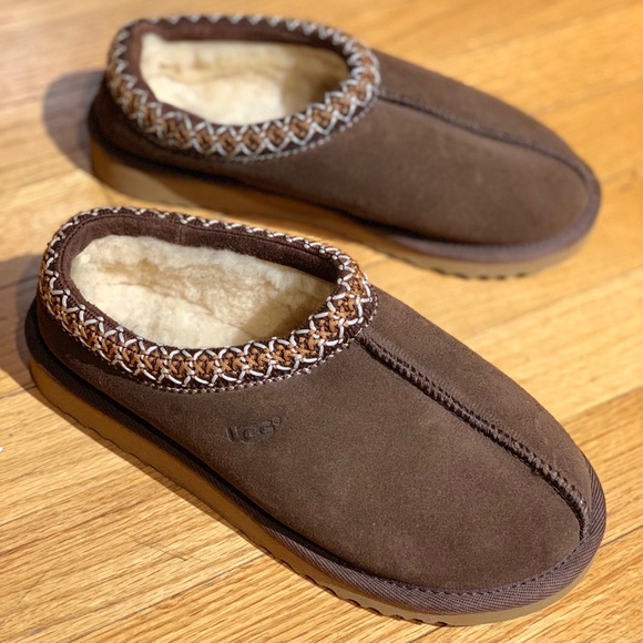 UGG Shoes - NWOT Brown UGG slippers